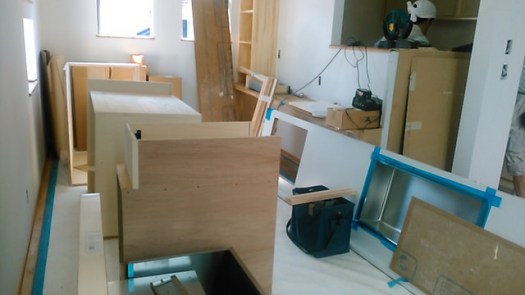 リビング一面に拡げられたキッチンの家具