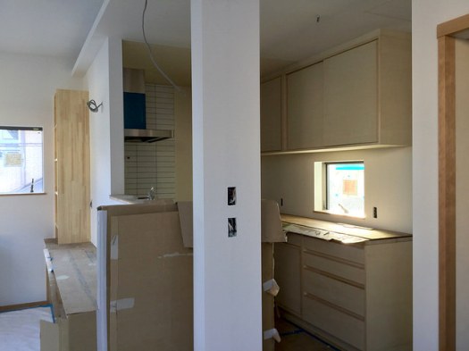 壁は紙クロスのままです。