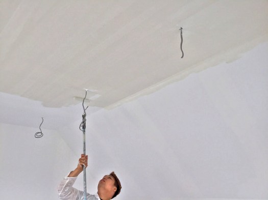 はじめはベージュ色をしているしっくい塗料