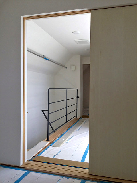 ３階子供部屋の建具です。階段の手すりも既に取りついていました。
