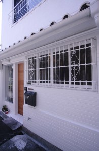 白く塗装した外観