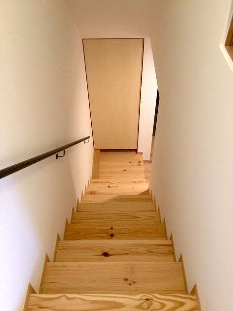 １〜２階の階段室。突き当り物入れ下に、冷気吸い込みの換気扇が仕込まれています。