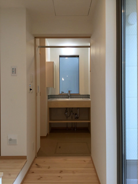 洗面所。左にトイレ。右に浴室があります。