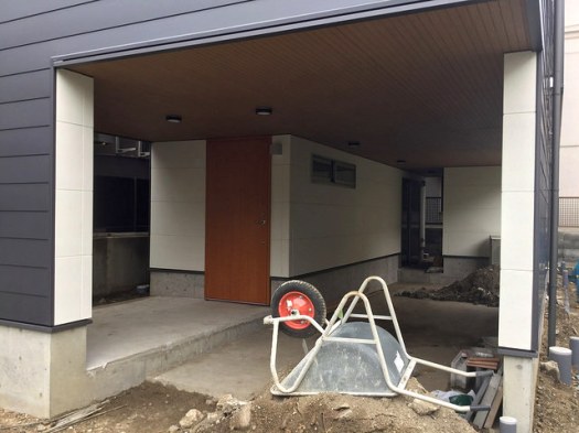 玄関ドアの養生が外されていました。