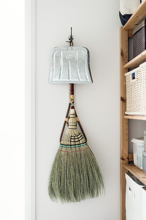 暮らしの側に箒01