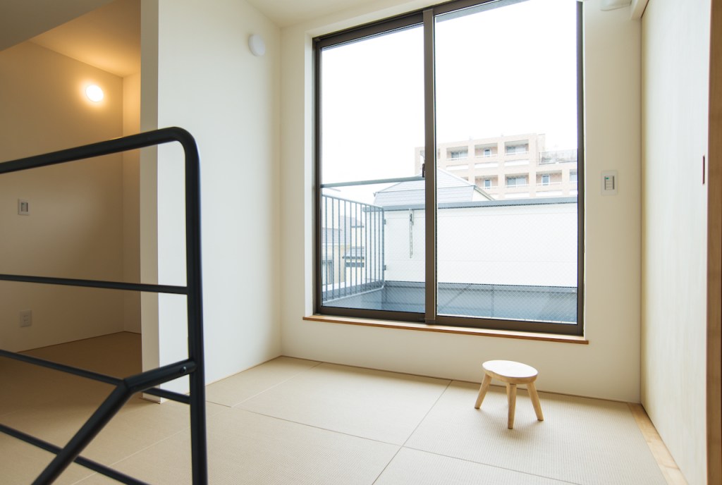 階段ホールからバルコニーへ