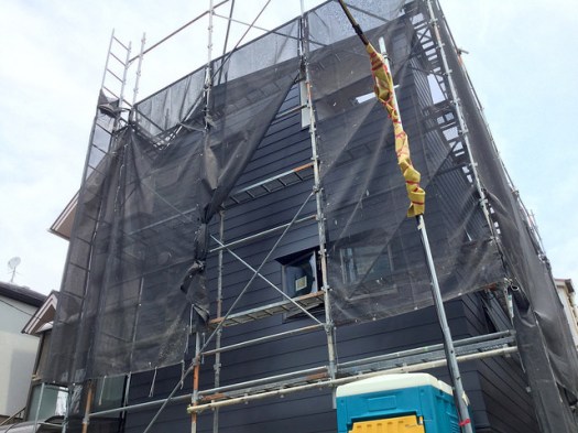 足場に隠れていますが、外壁材が格好良いです。