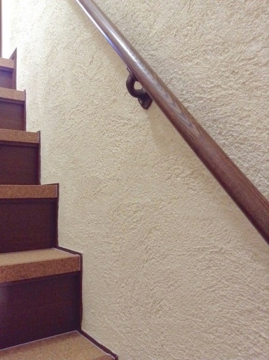 漆喰の壁とコルク貼りの階段