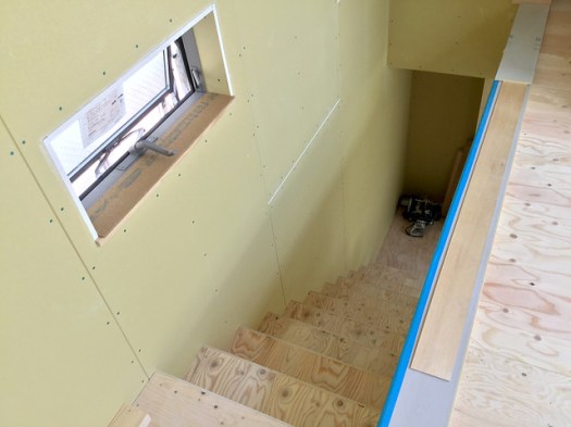 ２〜３階の階段