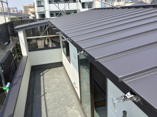 屋根工事も樋の取付けに掛かり始めました。