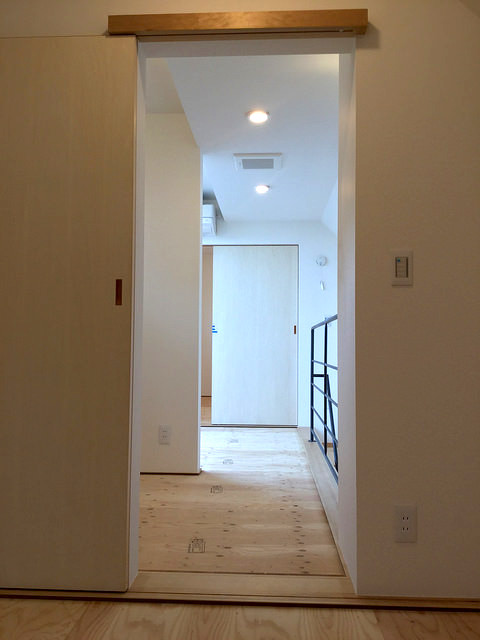 ３階廊下。３階床は、薄タタミが最後に敷かれます。