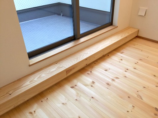 ２階リビングのバルコニー窓。１段目の床との隙間に見えるところから、３階の暖気が吹き出します。