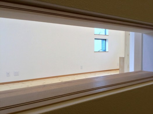 階段室からの小窓