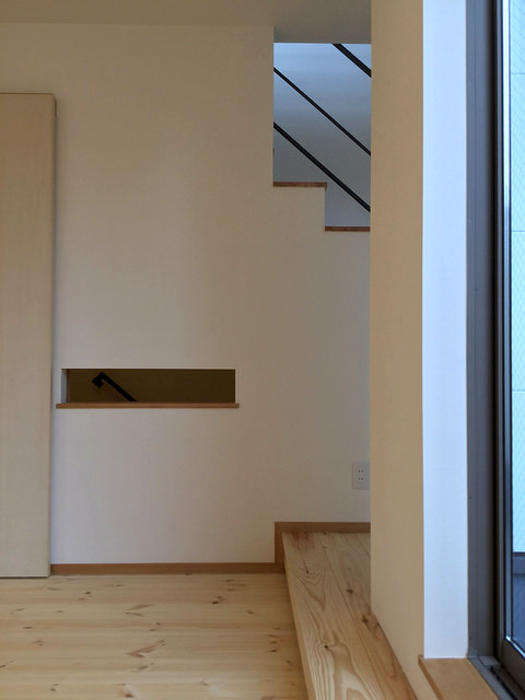 リビングから階段小窓を見た様子。